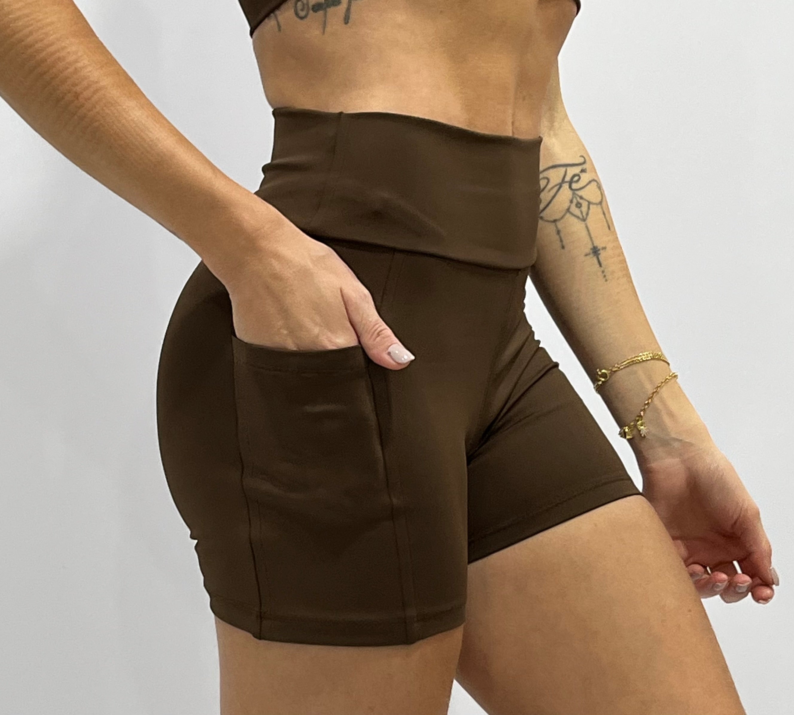 Shorts com bolso lateral