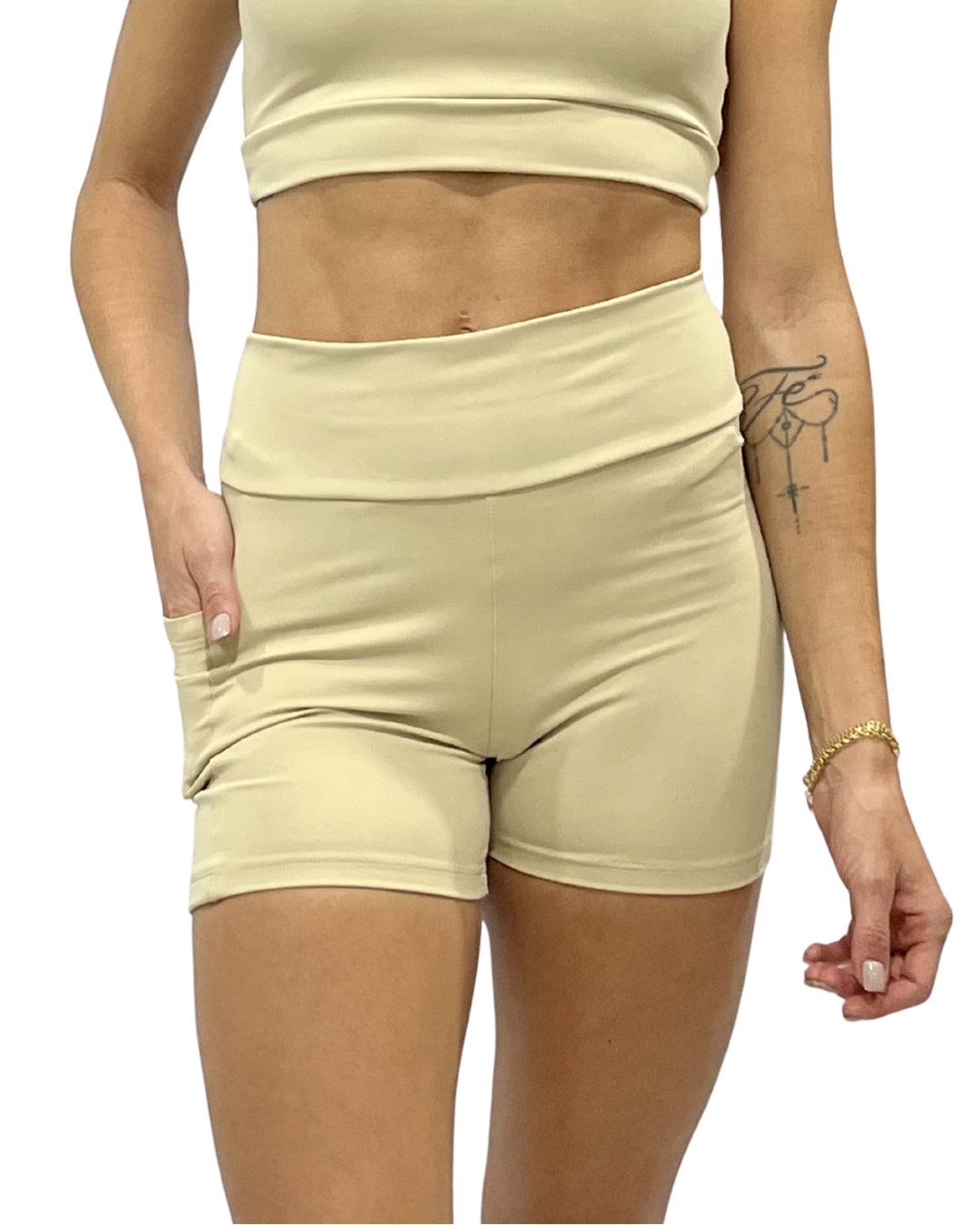 Shorts com bolso lateral